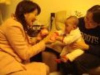 20080217 奶奶姑姑給紅包壽桃