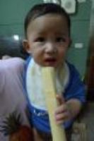 20110918 巧虎第一次舔甘蔗