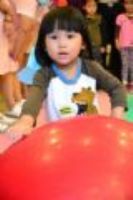 20111127 Hello Kitty爬行比賽!