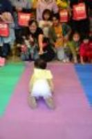 20111127 Hello Kitty爬行比賽!