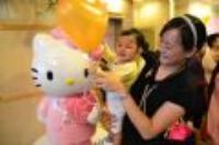 20111127 Hello Kitty爬行比賽!