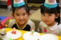 姐妹也帶生日帽一起幫弟弟慶祝